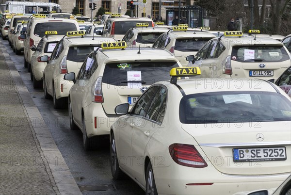 Motorcade and demonstration by Berlin taxi drivers at the Reichstag. The new rules for competitors such as Uber continue to lead to protests by taxi drivers, 13.03.2021