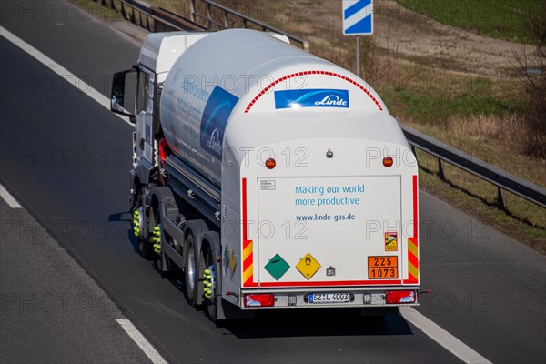 Lime tree tank truck on the A 61 motorway near Ludwigshafen (Rhineland-Palatinate, Germany)