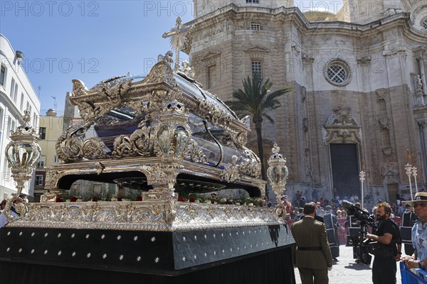 Semana Santa, procession, magnificent coffin, tourists, festivities in Cadiz, Spain, Europe