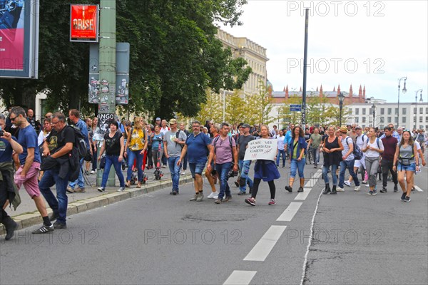 Berlin: The planned lateral thinkers' demonstration for peace and freedom against the corona measures of the federal government has been banned. A group of demonstrators marches towards Alexanderplatz