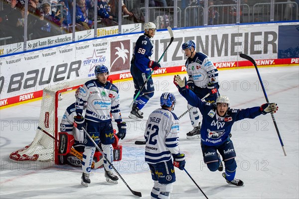 26.01.2024, DEL, German Ice Hockey League, Matchday 41) : Adler Mannheim against Iserlohn Roosters (cheering after Markus Haennikaeinen's goal to make it 4-2)