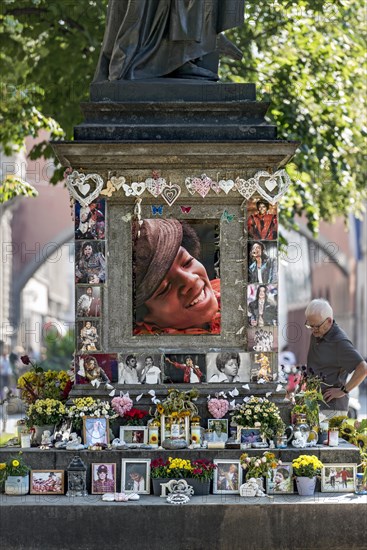 Pictures, hearts, flowers at cult site in memory of pop singer Michael Jackson, memorial at monument to composer Orlando Di Lasso in front of Hotel Bayerischer Hof, Promenadeplatz, Old Town, Munich, Upper Bavaria, Bavaria, Germany, Europe