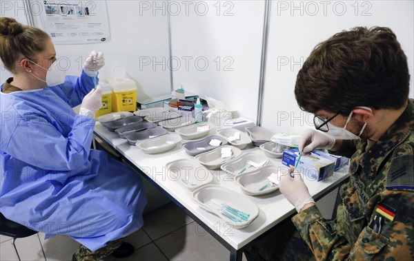 Syringes are filled with the Covid19 Biontech Pfizer vaccine Comirnaty in a vaccination centre by soldiers of the German Armed Forces, Schoenefeld, 26.02.2021