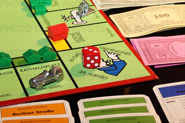 Symbolic image: Close-up of a Monopoly game (German)