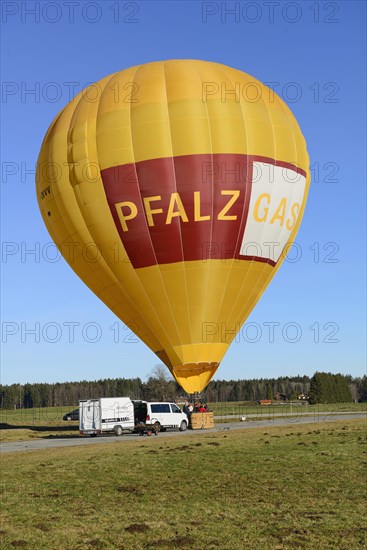 Hot air balloon starts at the airfield, Montgolfiade Tegernseer Tal, Balloon Week Tegernsee, Warngau, Bavarian Oberland, Upper Bavaria, Bavaria, Germany, Europe