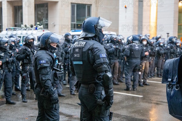 Demonstration in Frankfurt against the corona measures: The demonstration was broken up after a few minutes due to a lack of safety distances between the participants. The participants were forced to keep a safe distance of 1.50 metres between each other