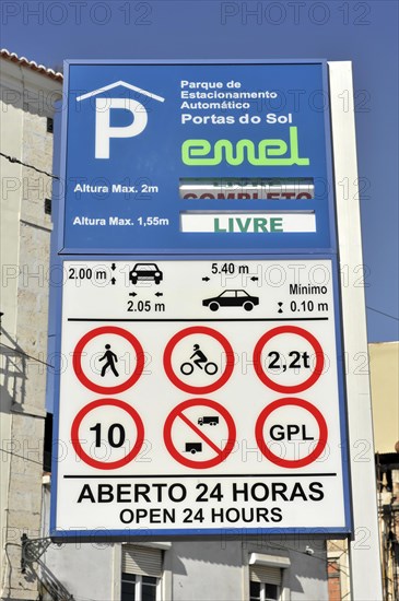 Traffic sign, traffic sign at the Portas do Sol viewpoint, Alfama, Lisbon, Lisboa, Portugal, Europe