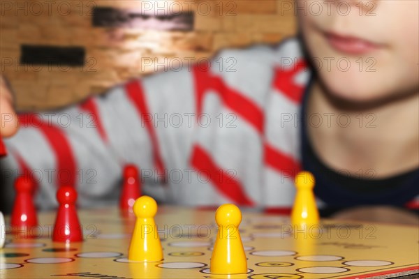 Symbolic image: Family playing Mensch aergere Dich nicht