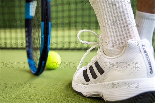 Tennis symbol: close-up of a tennis player in the hall