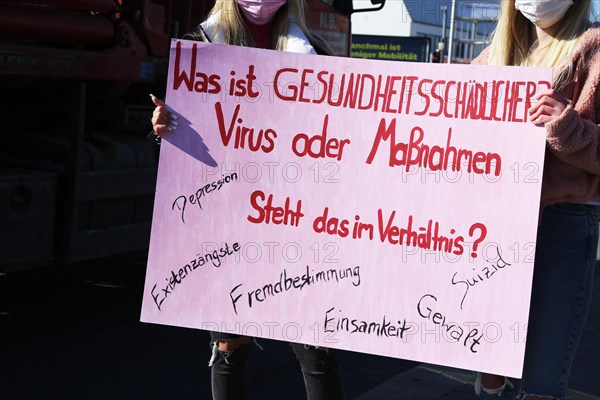 Rally against the corona measures: Demonstrators express their criticism of the corona policy with an authorised sign campaign in Industriestrasse in Ludwigshafen