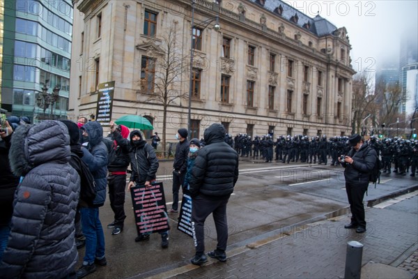 Demonstration in Frankfurt against the corona measures: The demonstration was broken up after a few minutes due to a lack of safety distances between the participants. The participants were forced to keep a safe distance of 1.50 metres between each other