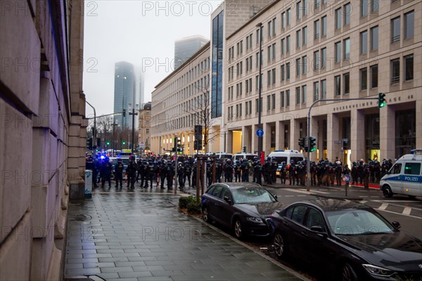 Demonstration in Frankfurt against the corona measures: The demonstration was broken up after a few minutes due to a lack of safety distances between the participants. The participants were forced to keep a safe distance of 1.50 metres between each other