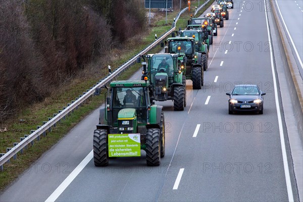 Farmers' protests in the Palatinate: a large convoy of farmers from the southern Palatinate and the Vorderpfalz set off on the A 65 motorway to a rally in Ludwigshafen. The protests are taking place nationwide and are directed against the government's plans to cancel subsidies for agricultural diesel and tax breaks for agricultural vehicles