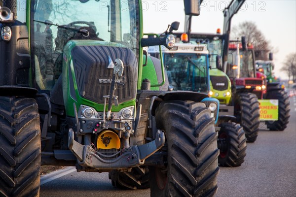 Farmers' protests in the southern Palatinate near Landau: near Hochstadt, farmers blocked a lane of federal highway 272 to protest against the cancellation of subsidies for agricultural diesel