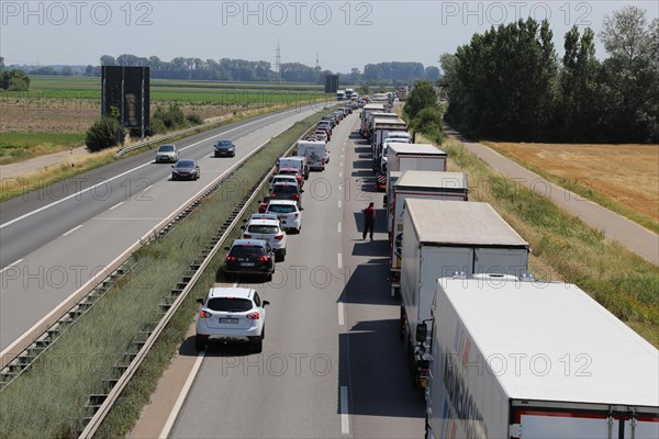 Traffic jam with exemplary rescue lane (A 61 motorway near Schifferstadt, Rhineland-Palatinate)