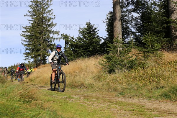 Mountain bike tour through the Bavarian Forest with the DAV Summit Club: Mountain bikers in the Bohemian Forest near the border with Bavaria