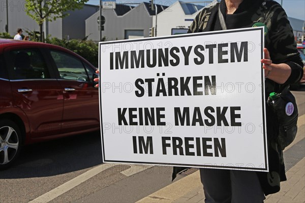 Rally against the corona measures: Demonstrators express their criticism of the corona policy with an authorised sign campaign in Industriestrasse in Ludwigshafen, including wearing masks outdoors. Aerosol scientists consider the risks of transmission outdoors to be very low