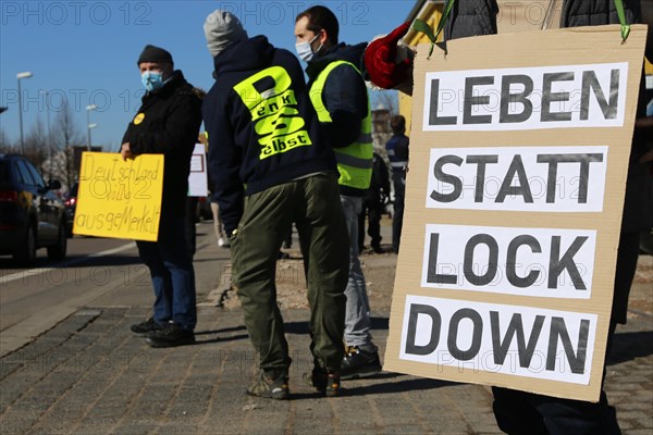 Rally against the corona measures: Demonstrators express their criticism of the corona policy with an authorised sign campaign in Industriestrasse in Ludwigshafen