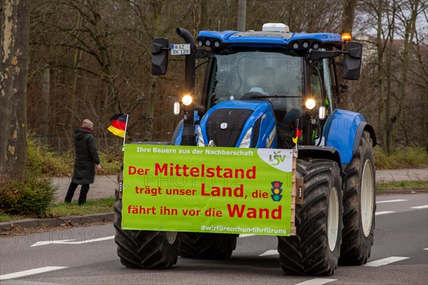 Farmers' protests in Ludwigshafen am Rhein: Large convoy of farmers from the Southern Palatinate and the Vorderpfalz on their way to a rally in Ludwigshafen. The protests are taking place nationwide and are directed against the government's plans to cancel subsidies for agricultural diesel and tax breaks for agricultural vehicles