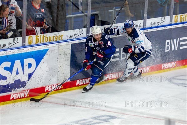 26.01.2024, DEL, German Ice Hockey League, Matchday 41) : Adler Mannheim against Iserlohn Roosters (In the foreground on the puck Jordan Szwarz, 14, Adler Mannheim)