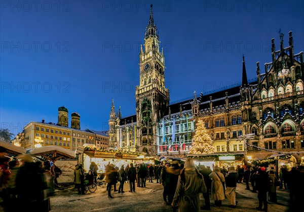 Snow-covered Christmas market, Christmas market on Marienplatz with town hall and towers of the Church of Our Lady, Munich, Upper Bavaria, Bavaria, Germany, Europe