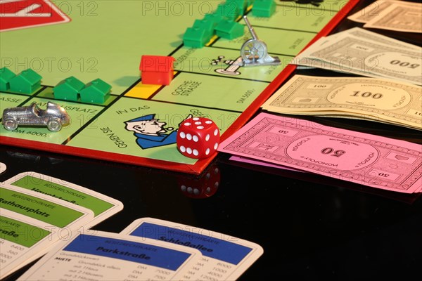 Symbolic image: Close-up of a Monopoly game (German)