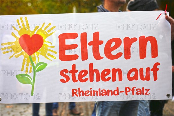 Corona protests in Mannheim: Several hundred opponents of the current corona measures gather at a rally organised at short notice