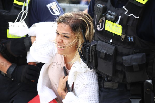 Berlin: The planned lateral thinker demo for peace and freedom against the corona measures of the federal government was banned. Several arrests were made