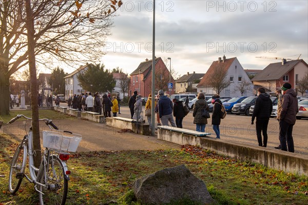 Vaccination bus in Mutterstadt, Rhineland-Palatinate. A queue of several hundred metres forms in front of the bus