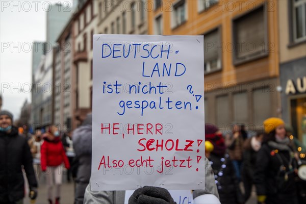 Frankfurt: Large demonstration against the corona measures. The organiser estimates the number of participants at 20, 000