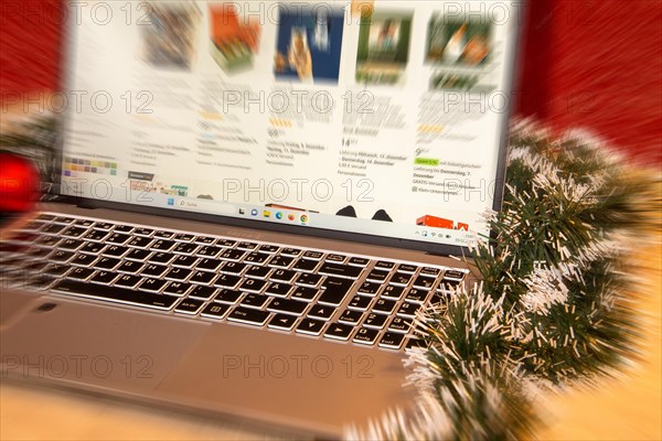 Symbolic image of Christmas shopping on the internet/at Amazon: Christmas decorations and laptop with open screen