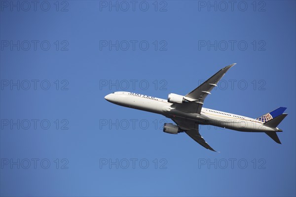 A passenger aircraft of the US airline United takes off from Frankfurt Airport