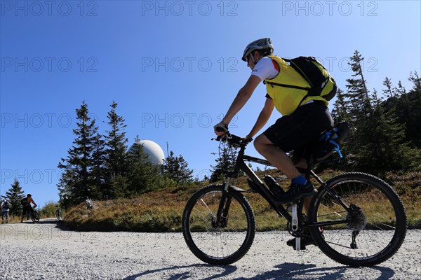 Mountain bike tour through the Bavarian Forest with the DAV Summit Club: Mountain bikers on the summit of the Grosser Arber 1, 456 metres above sea level