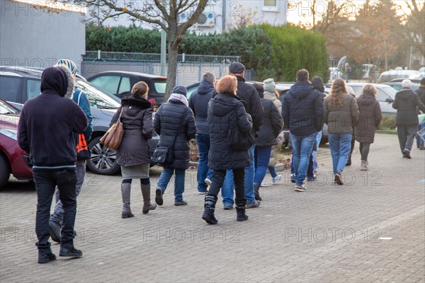 Vaccination bus in Mutterstadt, Rhineland-Palatinate. A queue of several hundred metres forms in front of the bus