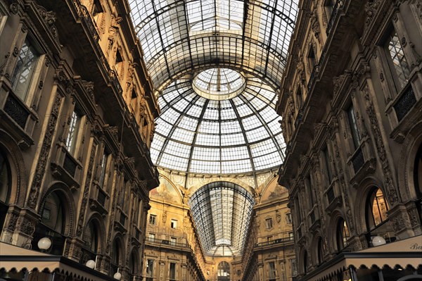 Vittorio Emanuele II Gallery, glass dome seen from the arcade, the world's first covered shopping arcade by architect Giuseppe Mengoni, 1872, Milan, Milano, Lombardy, Italy, Europe