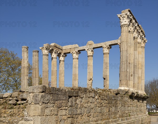 Templo Romano, Roman temple, ruins dating from 2nd or early 3rd century, commonly referred to as Temple of Dianan, but possibly dedicated to Julius Caesar. 14 Corinthian columns capped with marble from Estramoz. Evora, Alto Alentejo, Portugal, southern Europe, Europe