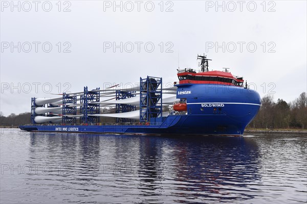 Cargo ship Boldwind transports rotor blades for wind turbines in the Kiel Canal, Kiel Canal, Schleswig-Holstein, Germany, Europe
