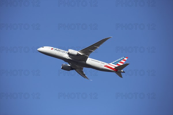 A passenger aircraft of the US airline American Airlines takes off from Frankfurt Airport