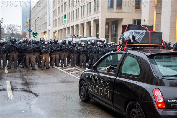 Demonstration in Frankfurt against the corona measures: The demonstration was broken up after a few minutes due to a lack of safety distances between the participants. The participants were forced to keep a safe distance of 1.50 metres between each other