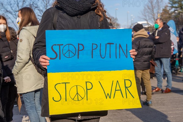 Peace demonstration against the war in Ukraine in the cities of Ludwigshafen and Mannheim with a joint closing rally in the courtyard of honour at Mannheim Palace