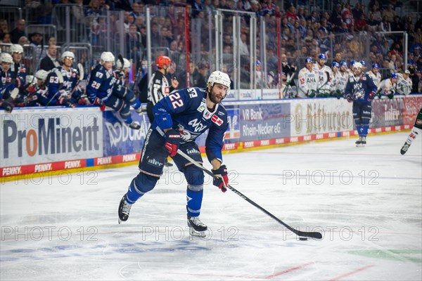 Game scene Adler Mannheim against Augsburg Panther (PENNY DEL, German Ice Hockey League)