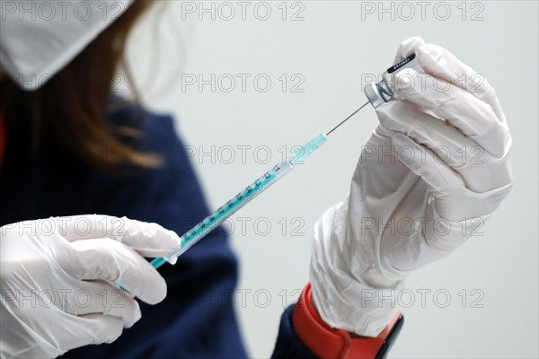 Drawing up a syringe with the Biontech Pfizer active ingredient Comirnaty against Covid19 in a vaccination centre, Rathenow, 14.04.2021