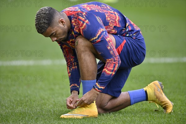 Benjamin Henrichs (39) RasenBallsport Leipzig RBL ties his football boots, WWK Arena, Augsburg, Bavaria, Germany, Europe