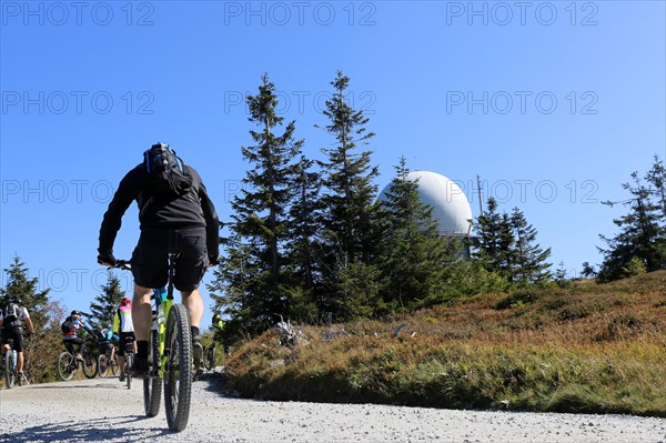 Mountain bike tour through the Bavarian Forest with the DAV Summit Club: Mountain bikers on the summit of the Grosser Arber 1, 456 metres above sea level