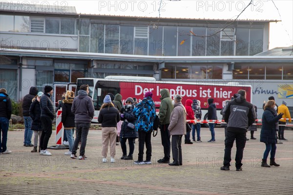 Vaccination bus in Mutterstadt, Rhineland-Palatinate. A queue of several hundred metres forms in front of the bus