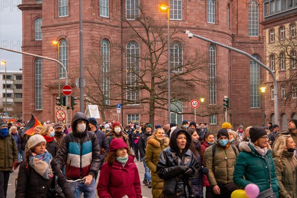 Frankfurt: Large demonstration against the corona measures. The organiser estimates the number of participants at 20, 000