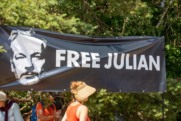 Flag with the inscription Free Julian (Assange) at a peace demonstration in Ramstein