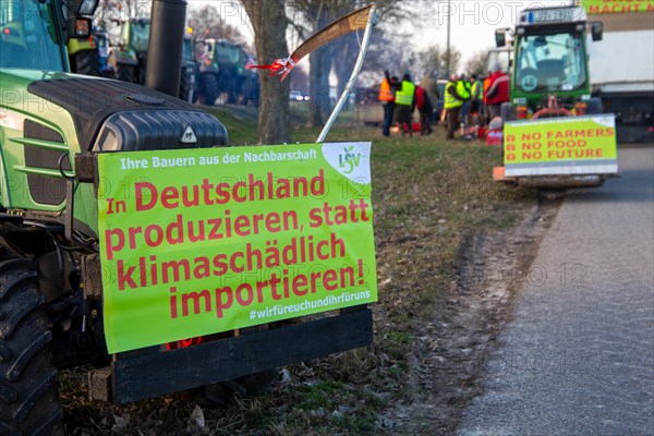 Farmers' protests in the southern Palatinate near Landau: near Hochstadt, farmers blocked a lane of federal highway 272 to protest against the cancellation of subsidies for agricultural diesel