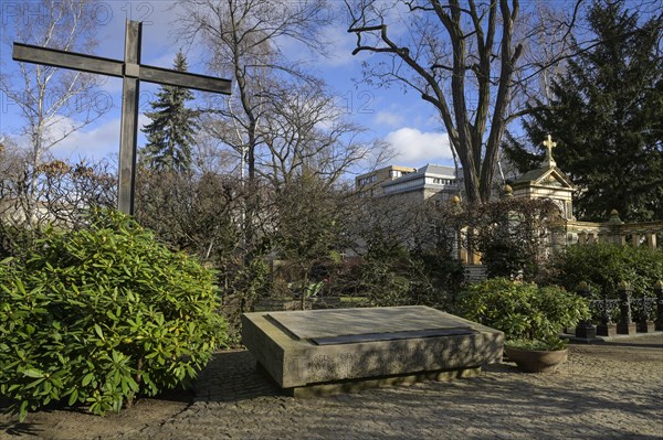 Memorial stone and grave of the resistance fighters against National Socialism, Dorotheenstaedtischer cemetery, Chausseestrasse, Mitte, Berlin, Germany, Europe