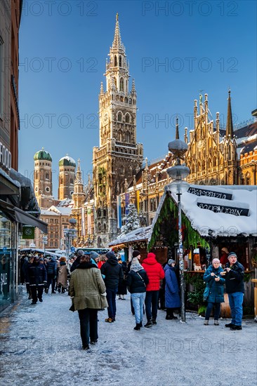 Snow-covered Christmas market, Christmas market on Marienplatz with town hall and towers of the Church of Our Lady, Munich, Upper Bavaria, Bavaria, Germany, Europe